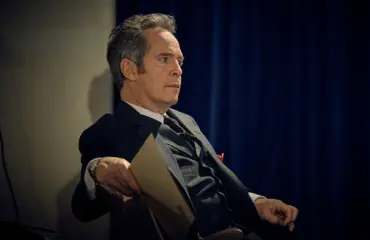 Agenttisarjan tähti Tom Hollander yllättyi hakiessaan itselleen 60-luvun pukua