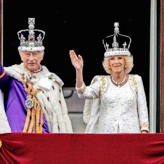 Kuninkaan ja kuningattaren perinteinen ensimmäinen heilutus Buckinghamin palatsin parvekkeelta jää kuvahistoriaan vuosikymmeniksi. Olihan se ensimmäinen laatuaan briteissä 70 vuoteen. Kuninkaan ja kuningattaren perinteinen ensimmäinen heilutus Buckinghamin palatsin parvekkeelta jää kuvahistoriaan vuosikymmeniksi. Olihan se ensimmäinen laatuaan briteissä 70 vuoteen.