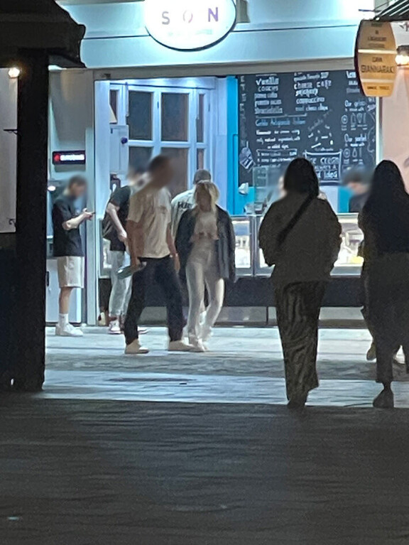 Kaksikko haki yhdessä jäätelöä eilen noin puolenyön aikoihin Chaniassa, Kreikassa.