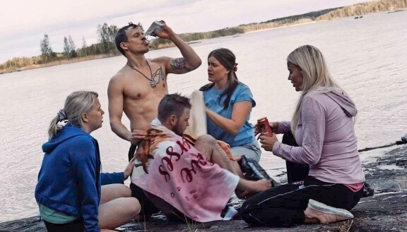 Elokuvan nimi ”Tuomion saari” antaa jo viitteitä siitä, mitä tuleman pitää. Konsta näyttelee saarelle lähtevän joukkion ilopillerilä.