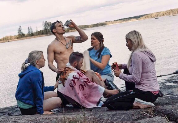 Elokuvan nimi ”Tuomion saari” antaa jo viitteitä siitä, mitä tuleman pitää. Konsta näyttelee saarelle lähtevän joukkion ilopillerilä.