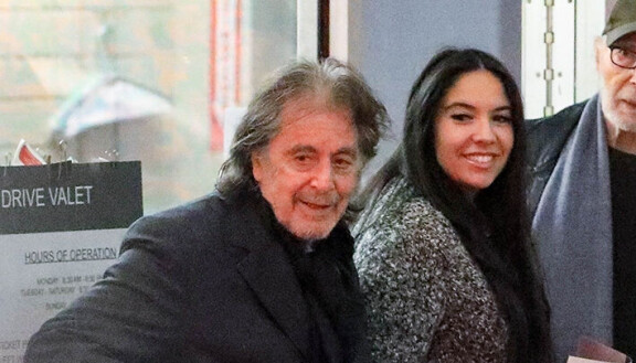 Al Pacino tyttöystävänsä Noorin kanssa.