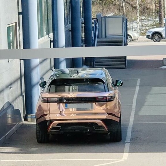 Aiemmin keväällä käräjäoikeuteen saapunut Lateksituppi ei ilmeisesti jaksanut etsiä parkkipaikkaa pitkään, sillä hän pysäköi autonsa poliisin varaamalle paikalle. lateksitupin range rover