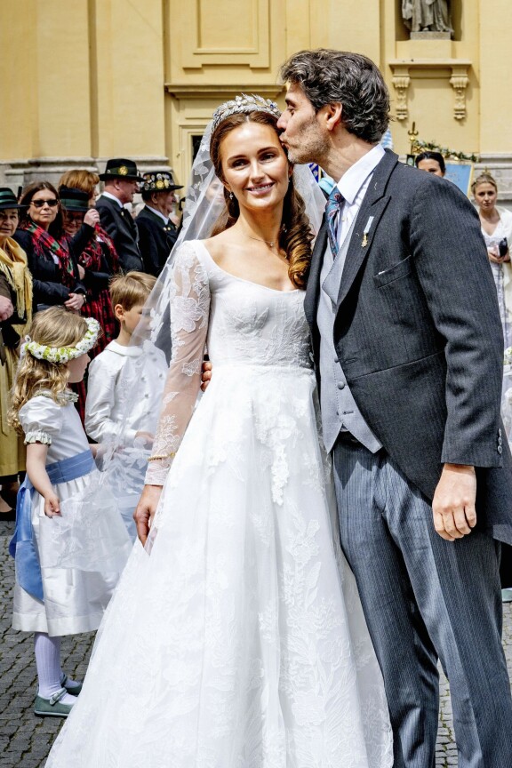 Sophie ja Ludwig, Baijerin prinssi ja prinsessa. Morsiamen kutreilla on Baijerin safiirein koristeltu kukkaistiara.