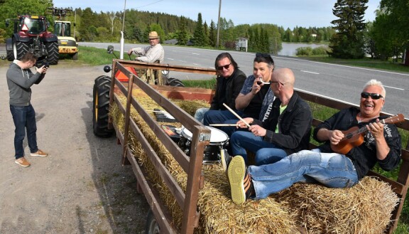 Seiskan rokkaavan reportterin bändi julkaisi suomirokkia – katso hauska musavideo!