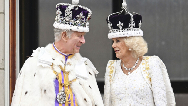 Kuningas Charles lomaili ilman Camillaa