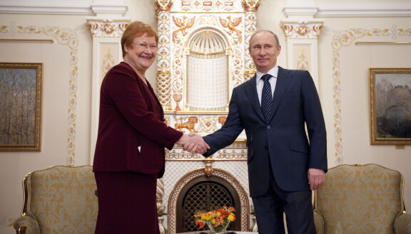 Vuonna 2012 Tarja vieraili Venäjällä Vladimir Putinin luona. Ikoninen kuva näyttää Tarjan kättelemässä Putinia hymysuin.