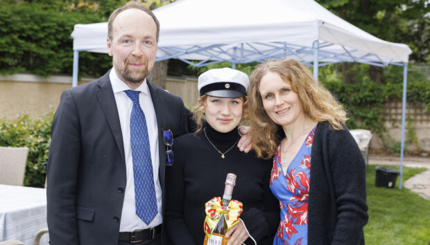 Jussi Halla-ahon Hilma-tytär pääsi ylioppilaaksi - tältä hän näyttää