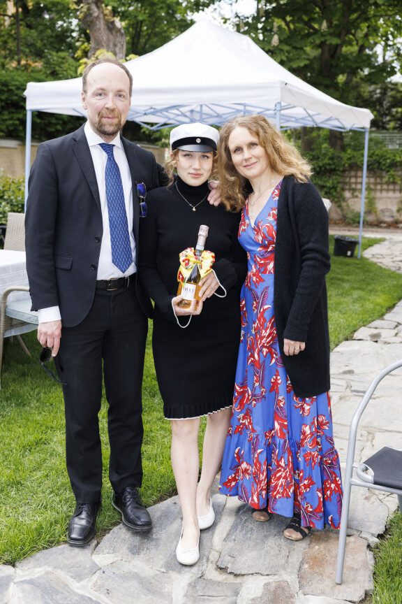 Ylpeät ylioppilaan vanhemmat olivat pukeutuneet juhliin sinisävyihin, ylioppilas suosi klassista mustaa väriä mekossaan.