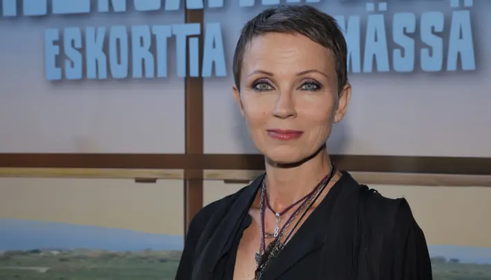 Oho! Katariina Souri otti yllättäen runsaasti tatuointeja: 'Peilaavat sielua'
