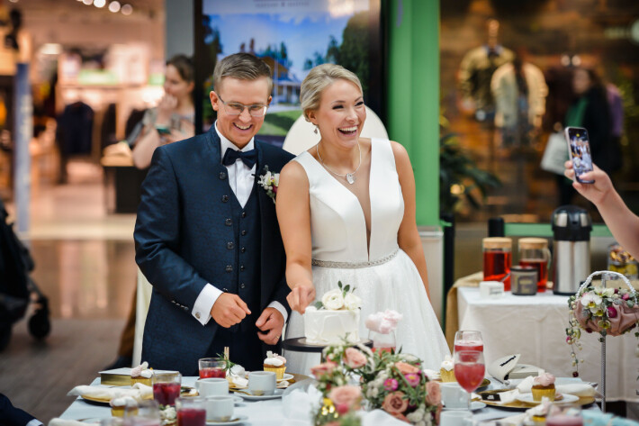 Melissa ja Mika avioituivat kauppakeskuksessa järjestetyssä häätapahtumassa.
