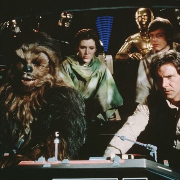 Han Solo (Harrison Ford, oik.) voitti Millennium Falcon -aluksen Lando Calrissianilta. Star Wars
