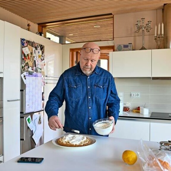 – Vaimon syöpädiagnoosi pysäytti, mutta menemme päivä kerrallaan eteenpäin, Tero toteaa. – Vaimon syöpädiagnoosi pysäytti, mutta menemme päivä kerrallaan eteenpäin, Tero toteaa.