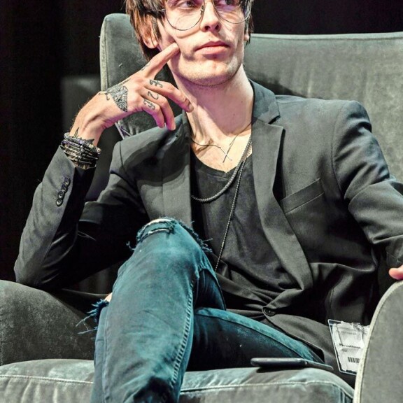 Mikin ja Behmin rakkaus näkyi Helsingin Kirjamessuilla vuonna 2021,kun rakastavaiset intoutuivat pusuttelemaan keskellä hulinaa. Mikin ja Behmin rakkaus näkyi Helsingin Kirjamessuilla vuonna 2021,kun rakastavaiset intoutuivat pusuttelemaan keskellä hulinaa.