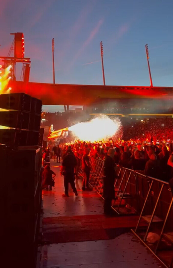 Rammstein tunnetaan näyttävistä esityksistään. Vaahtoa ampuva metallipenis on kuulunut yhtyeen show'hun vuosikausien ajan.