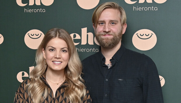 Janni Hussi ja Joel Harkimo antautuivat kuumaan suudelmaan – kuva