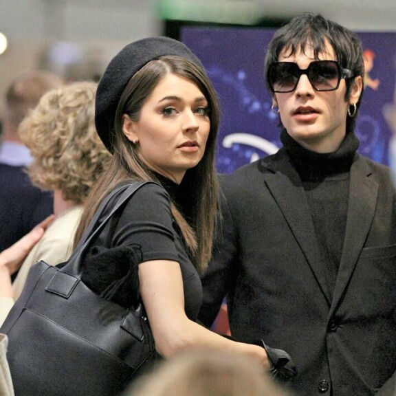 Mikin ja Behmin rakkaus näkyi Helsingin Kirjamessuilla vuonna 2021,kun rakastavaiset intoutuivat pusuttelemaan keskellä hulinaa. Mikin ja Behmin rakkaus näkyi Helsingin Kirjamessuilla vuonna 2021,kun rakastavaiset intoutuivat pusuttelemaan keskellä hulinaa.