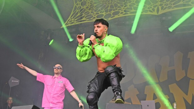 Käärijä ja Benjamin hulvattomassa videossa: 'Pelkän persikan perään'