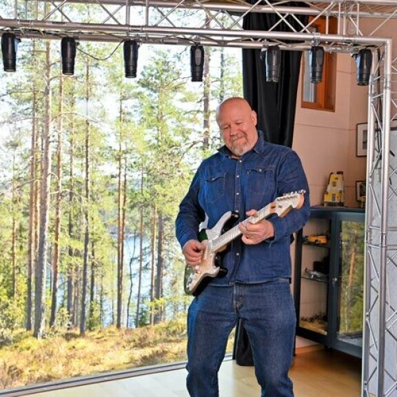 Tero on tehnyt viime vuodet pääasiassa soolokeikkoja. – Olohuoneessa on mukava harjoitella lavaliikkeitä, hän nauraa. Tero on tehnyt viime vuodet pääasiassa soolokeikkoja. – Olohuoneessa on mukava harjoitella lavaliikkeitä, hän nauraa.