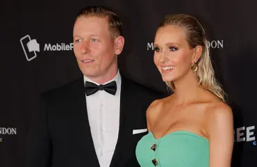 Metti Forssell väisti Miklun pusun treffi-iltana - video