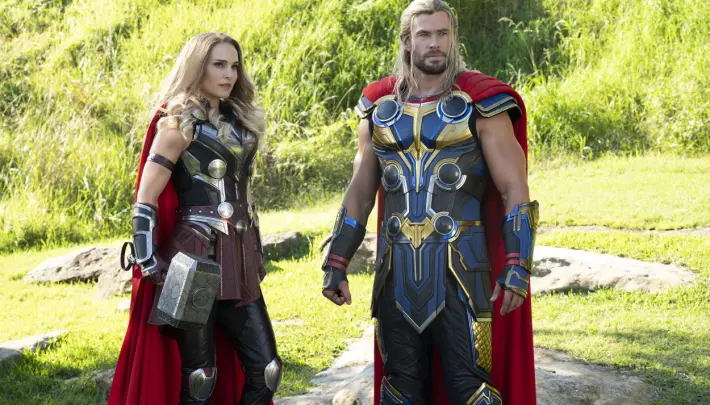 Natalie Portman ja Chris Hemsworth, THOR: LOVE AND THUNDER. Natalie Portman ja Chris Hemsworth, THOR: LOVE AND THUNDER.