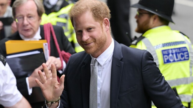 Kuninkaallista käräjähistoriaa: Prinssi Harry oikeudessa!