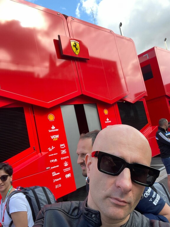 Rokkari pääsi aistimaan tunnelmaa muun muassa Barcelonan F1-kisojen varikolla.