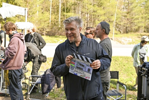 Ohjaaja Petri Kotwicaa nauratti, kun hän huomasi otoksia tehdyn jo yli 1 000. Tonnin kohdalla olisi pitänyt kilistellä kuohuvaa.