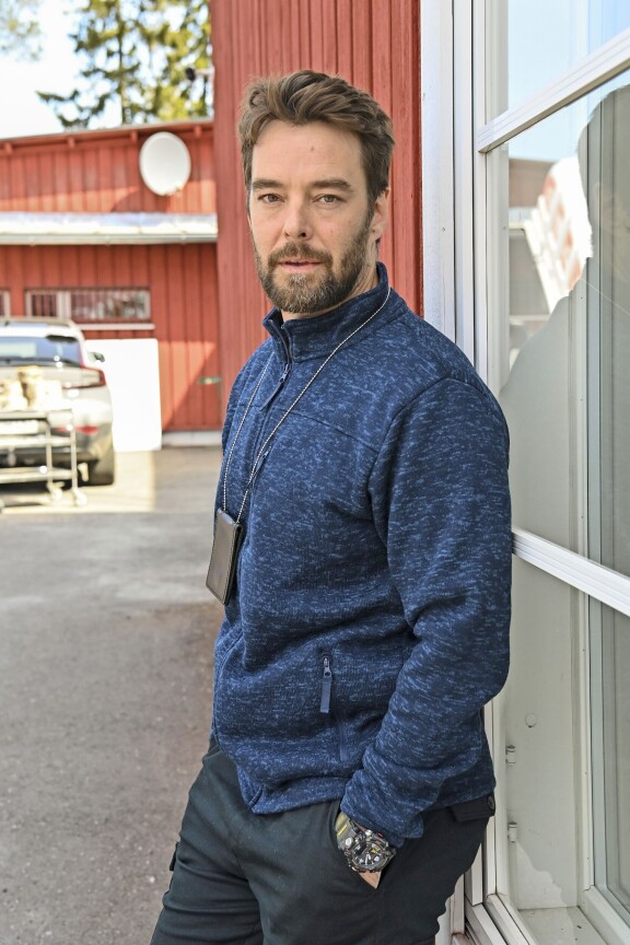 Rikosetsivä Antti Hautalehtoa näyttelevä Mikko Leppilampi ei ollut juttutuulella sarjan mediapäivänä. Kuvattavaksi hän sentään suostui.