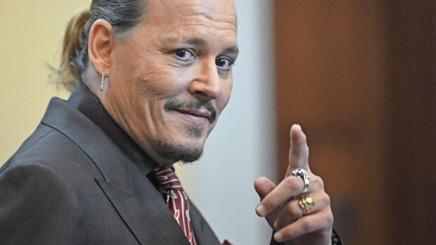 Johnny Depp palasi malliksi – pöyristyttävä korvaus!