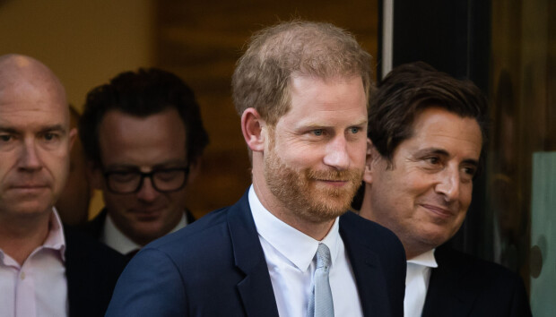 Prinssi Harry avoimena oikeudessa: strippari istahti syliin!
