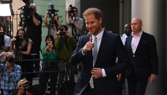 Sussexin herttua poseeraa julkkiksen elkein.