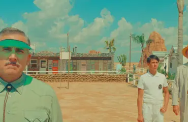 Elokuva-arvostelu: Asteroid City on pastelliväreissä hehkuva trippi 1950-luvun atomiaikaan