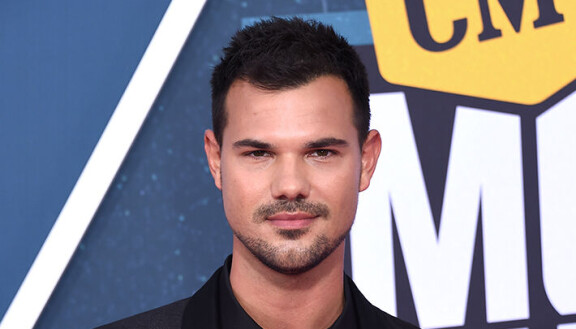 Taylor Lautnerilla on musta vyö karatessa.