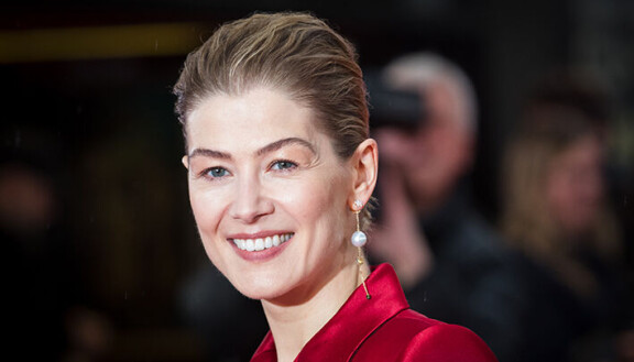 Rosamund Pike maksoi teatterikoulun soittamalla selloa Lontoon kaduilla.