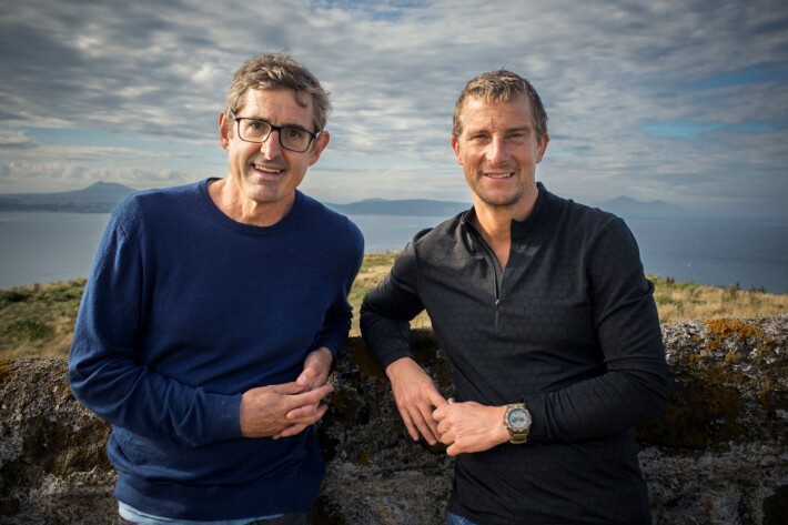 Bear Grylls näyttää Louis Theroux'lle karun kauniin yksityissaarensa. Bear Grylls näyttää Louis Theroux'lle karun kauniin yksityissaarensa.