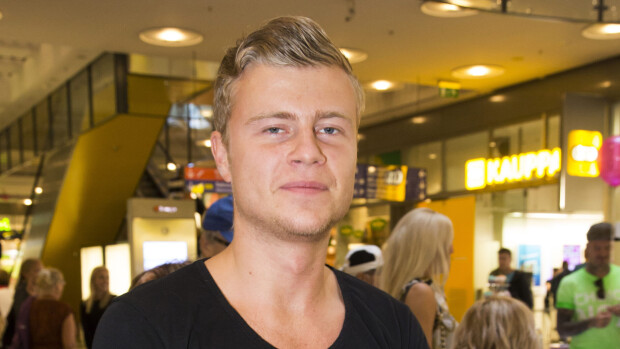 Surullinen Jens Kyllönen sai lohdutusta kaunottarelta – kuvat
