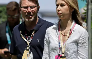 Mika Häkkistä ei näy Aina-tyttären valmistujaiskuvissa