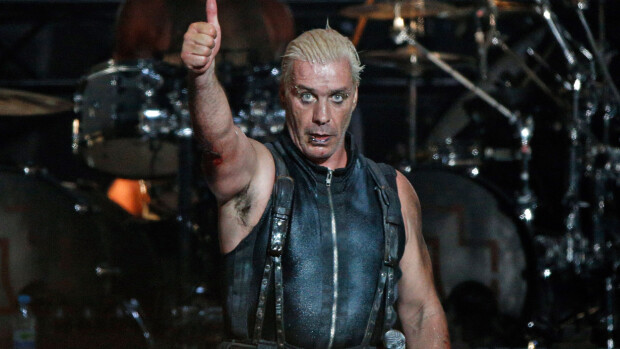 Rammsteinin jäsenet muuttivat käytöstään kohun jälkeen - Till Lindemann jäi lavalle murjottamaan, rumpali murtui kyyneliin
