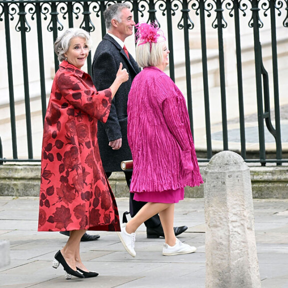 Näyttelijä Emma Thompson näytti peukkua saapuessaan kuningas Charlesin kruunajaisiin lauantaina 6.5. Näyttelijä Emma Thompson näytti peukkua saapuessaan kuningas Charlesin kruunajaisiin lauantaina 6.5.