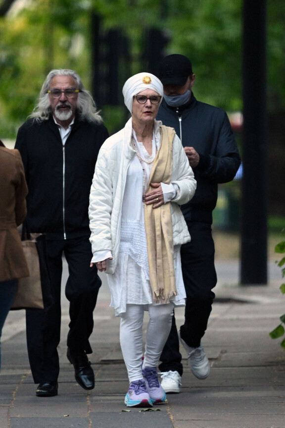 Leon äitipuoli Peggy on uskonnoltaan sikhi.