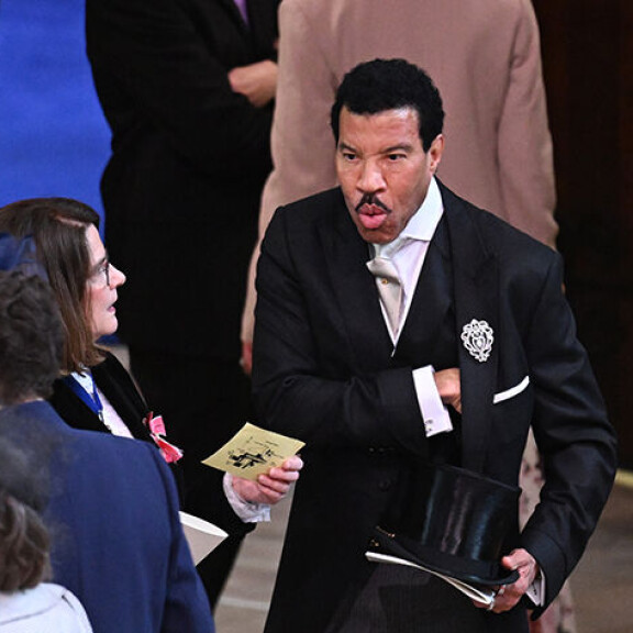 Laulaja Lionel Richie edusti komeana mustassa puvussaan ja silinterihatussaan. Laulaja Lionel Richie edusti komeana mustassa puvussaan.