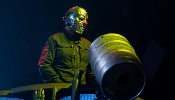 Shawn ''Clown'' Crahan käyttää lavalla klovnimaista maskia.