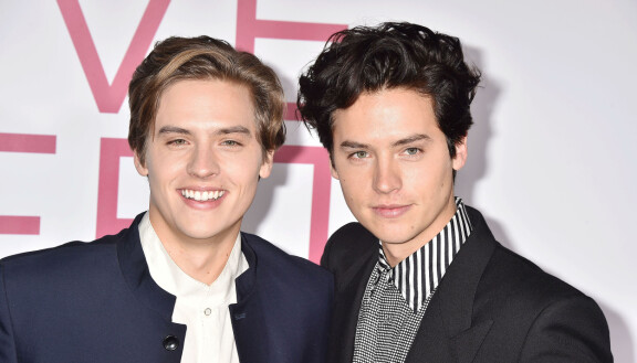 Dylan (vas.) ja Cole Sprouse (oik.) viihtyvät tv-alalla edelleen.