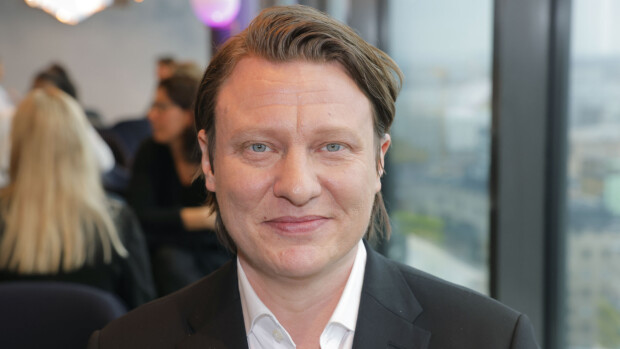 Jaajo Linnonmaan erikoinen käytös herätti huomiota Janni Hussin ja Joel Harkimon häissä