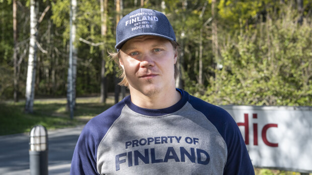 Sinkku-Salla häkeltyi ukkomies Mikael Granlundilta saamastaan huomiosta: ”Näytinkin kavereilleni, että katsokaa, kuka soittelee”