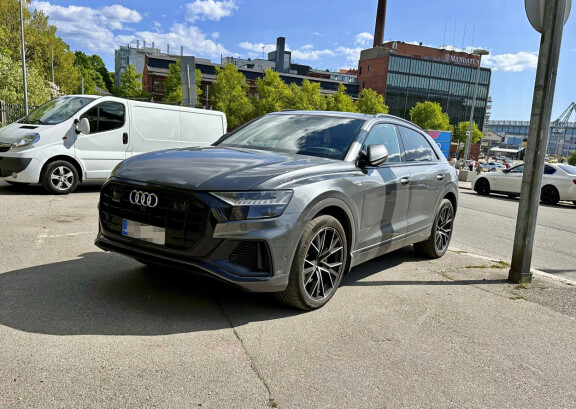 Paparazzi huomasi Miken asuvan nyt yksin upeassa kattohuoneistossaan. Kiekkotähden ökyauto oli viime viikolla parkissa asunnon lähellä.