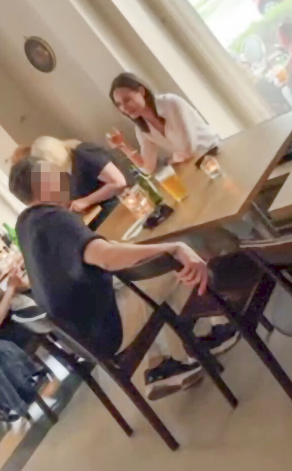 Sanna ja mies istuivat Harju 8 -ravintolassa melkein kolmen tunnin ajan. Silminnäkijän mukaan kaksikko tuli hyvin toimeen, ja juttu lensi.