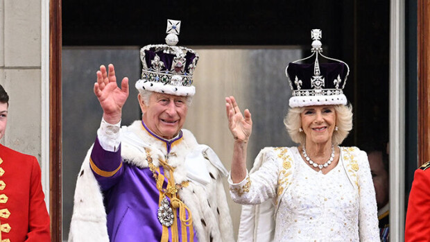 Kuningas Charles hyväksyi vain hovin seniorijäsenet palatsin parvekkeelle - Harry otti jalat alleen Kuningaspari Charles ja Camilla