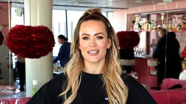 Martina Aitolehti uhmasi kylmyyttä! Niukasti pukeutunut kohukaunotar herätti ihmetystä ohikulkijoissa Martina Aitolehti